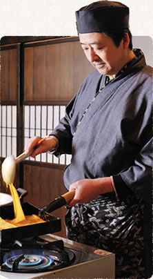 主人がお客様の目の前で玉子焼きを焼く